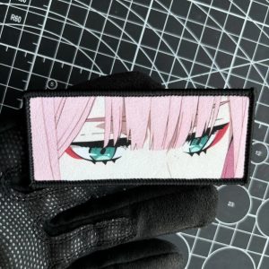 Patch retangular com os olhos verdes da Zero Two, de Darling in the Franxx, numa luva preta