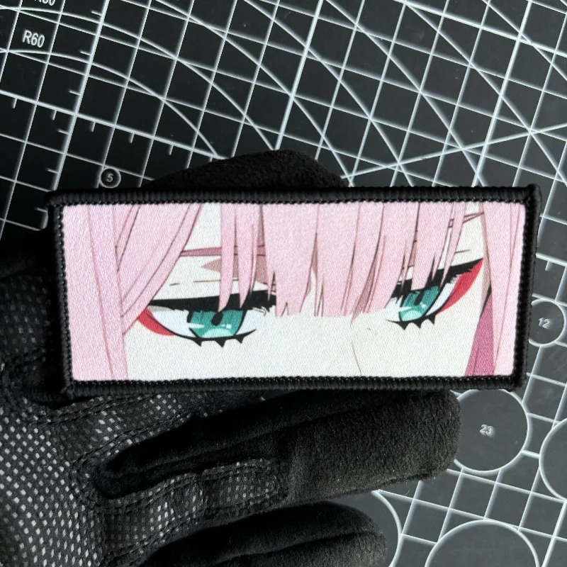 Patch retangular com os olhos verdes da Zero Two, de Darling in the Franxx, numa luva preta