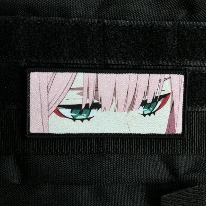 Patch dos olhos da Zero Two, de Darling in the Franxx, preso num colete preto