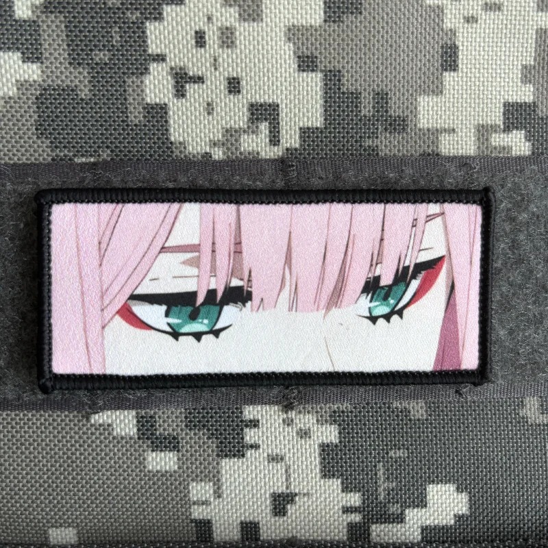 Patch dos olhos da Zero Two, de Darling in the Franxx, sobre tecido camuflado