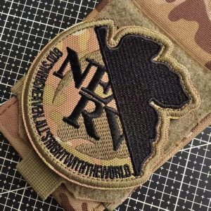 Patch redondo bordado da NERV, de Evangelion, com logotipo preto, sobre fundo camuflado, 9 x 9 cm