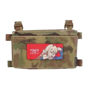 Patch retangular vermelho da Power, de Chainsaw Man, preso num colete camuflado