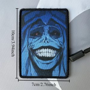 Patch retangular de Solo Leveling com figura de capuz sorridente, em tons de azul, de 10 x 7 cm