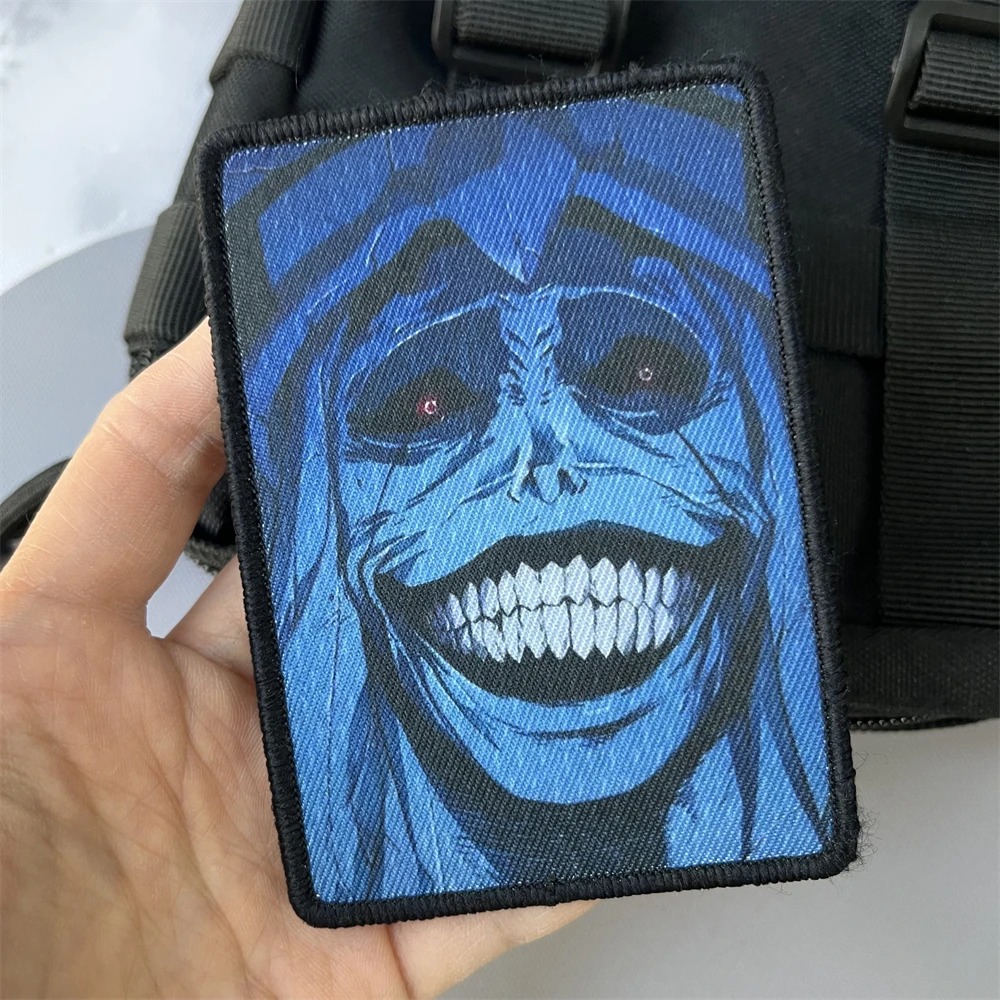 Patch de Solo Leveling com figura sorridente de capuz, na palma da mão