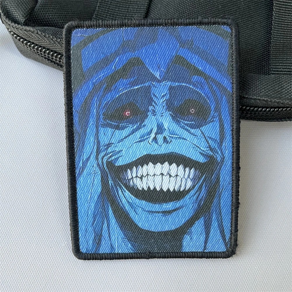 Patch de Solo Leveling com a figura sorridente de capuz, numa mochila preta