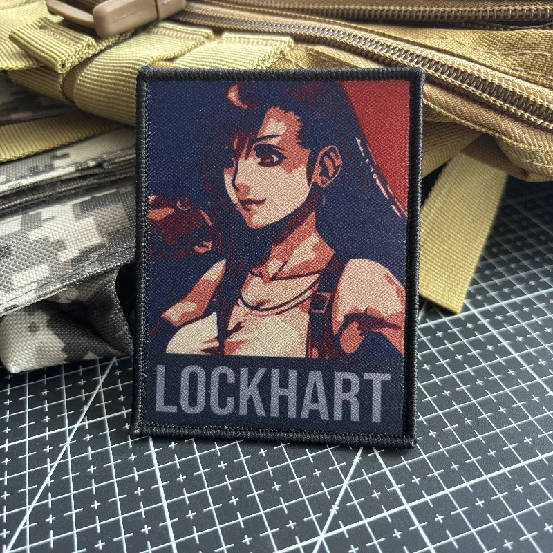 Patch retangular da Tifa Lockhart, de Final Fantasy, numa mochila bege com velcro
