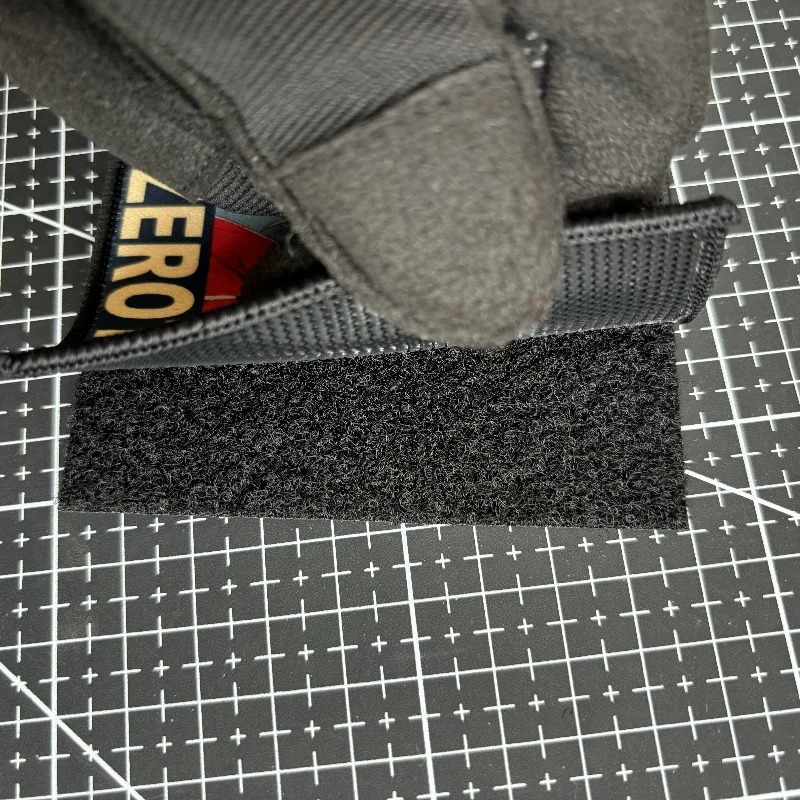 Verso de velcro do patch da Tifa Lockhart, de Final Fantasy, preso a uma luva