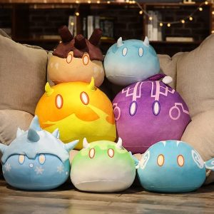 Sete slimes elementais de Genshin Impact em pelúcia, cada um de uma cor, sentados num sofá