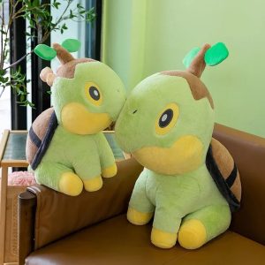 Dois Turtwig de pelúcia, de Pokémon, verdes, com broto na cabeça e casco marrom, num sofá