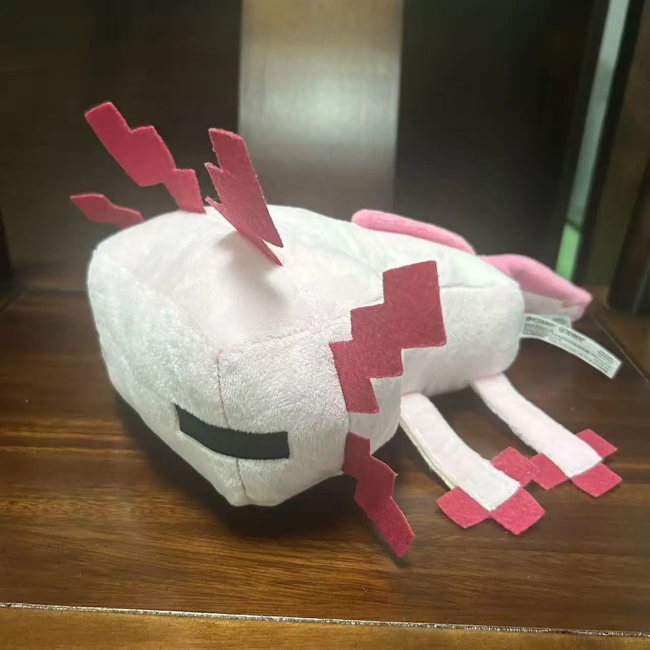 Axolote rosa de Minecraft em pelúcia, com corpo em bloco e guelras vermelhas de feltro