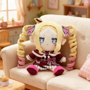 Beatrice de Re:Zero sentada num sofá, com cachos loiros, laços rosa e vestido bordô