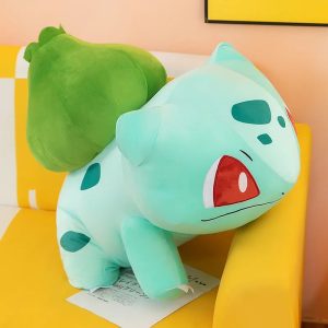 Bulbasaur de Pokémon em pelúcia grande, sentado num sofá amarelo