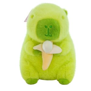 Pelúcia verde de capivara com uma banana, estilo kawaii, com etiqueta rosa na orelha