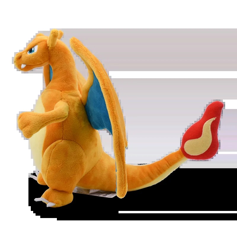Pelúcia do Charizard de perfil, mostrando a cauda longa com chama vermelha
