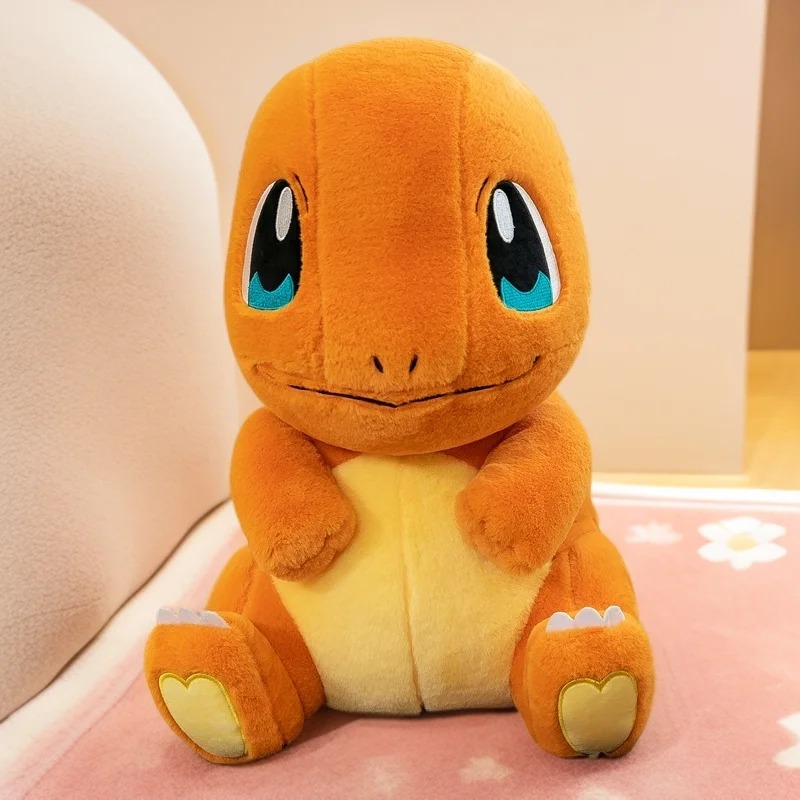 Charmander de Pokémon em pelúcia sentada de frente, laranja com barriga clara