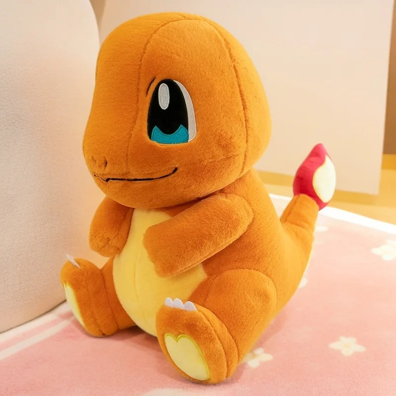 Pelúcia do Charmander sentada, com a chama vermelha da cauda à vista