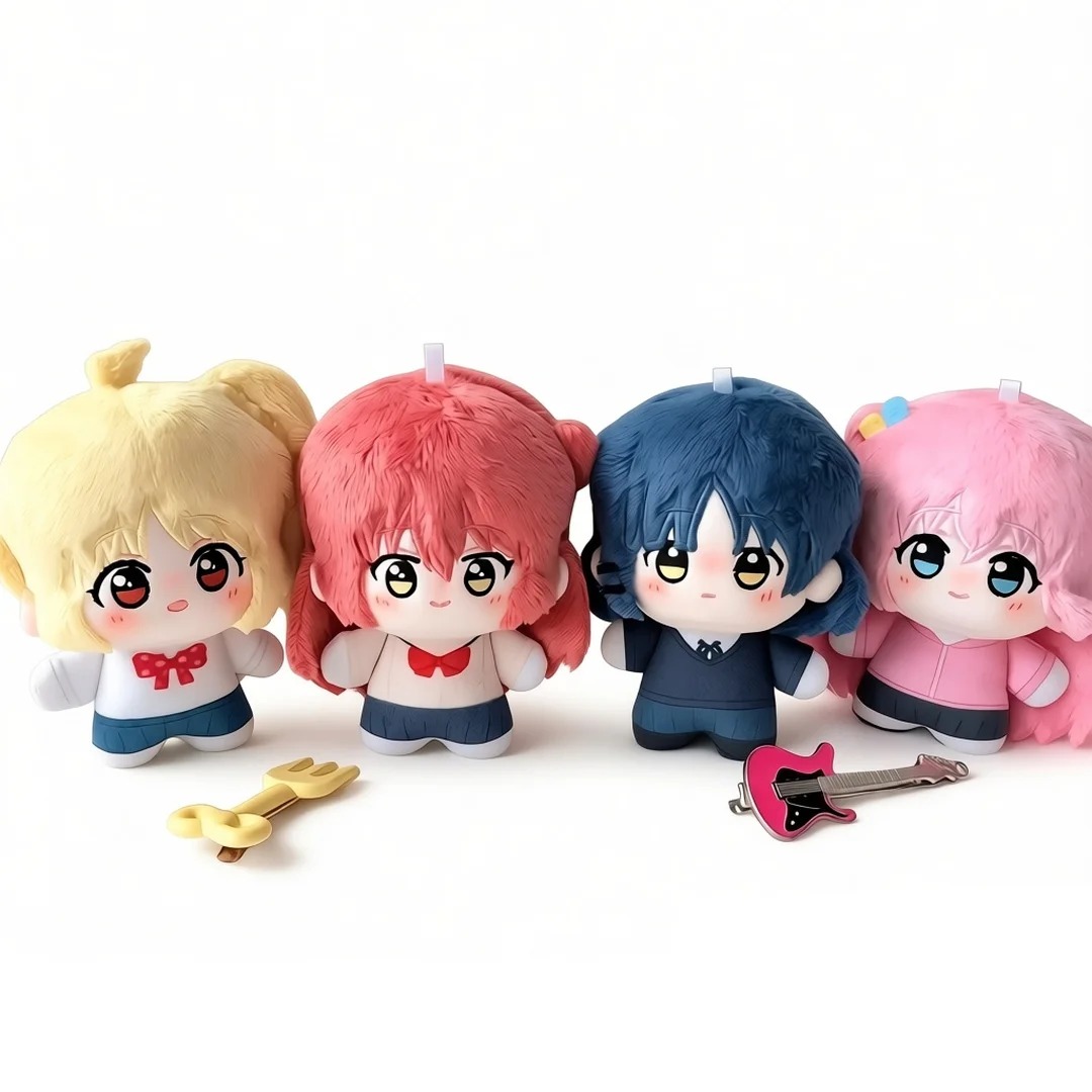 Quatro pelúcias chaveiro de Bocchi the Rock!: Nijika, Kita, Ryo e Hitori, com garfo e guitarra pequenos