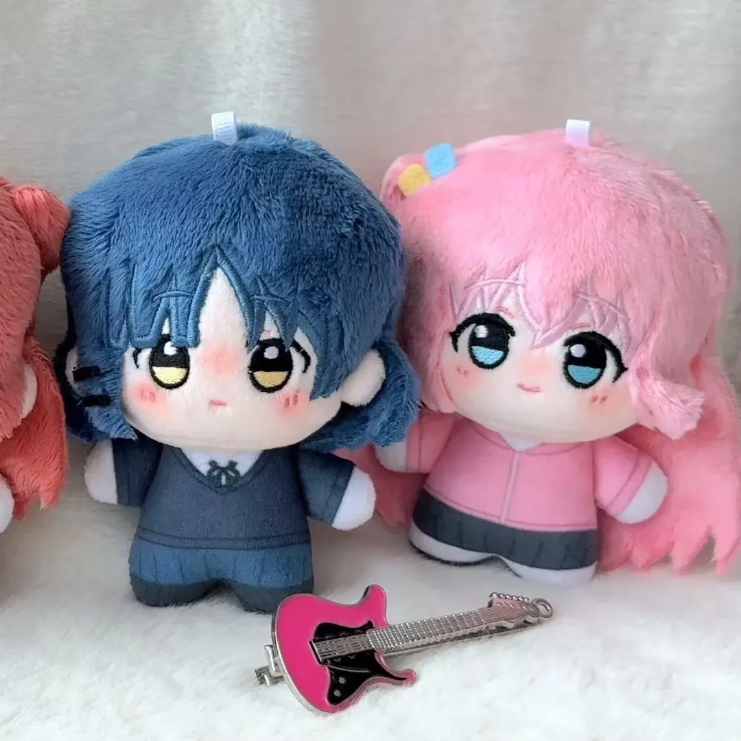 Pelúcias chaveiro da Ryo Yamada e da Hitori Gotoh, de Bocchi the Rock!, com uma guitarra rosa pequena