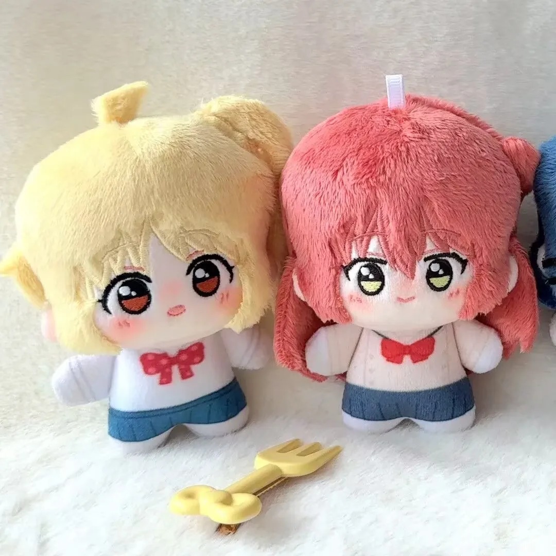 Pelúcias chaveiro da Nijika Ijichi e da Ikuyo Kita, de Bocchi the Rock!, com um garfo amarelo pequeno