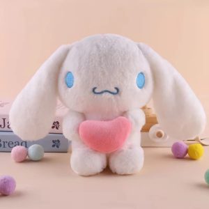 Cinnamoroll branco de olhos azuis e orelhas longas, com coração rosa