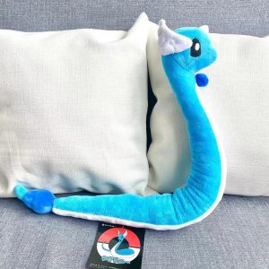 Dragonair de pelúcia, de Pokémon, com 65 a 70 cm, azul de barriga branca, sobre um sofá, com etiqueta