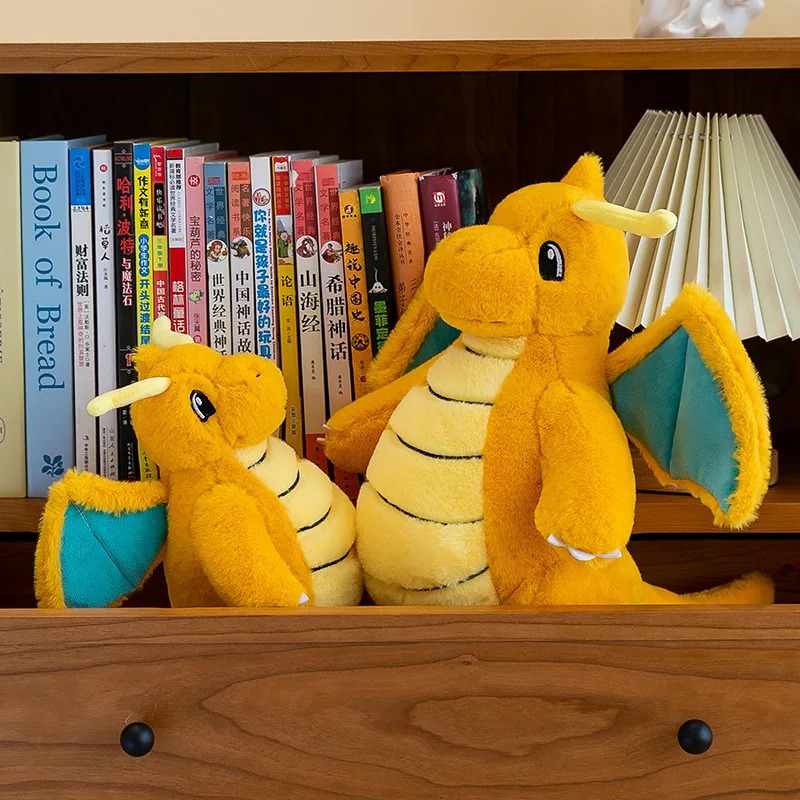 Duas pelúcias do Dragonite de tamanhos diferentes numa estante