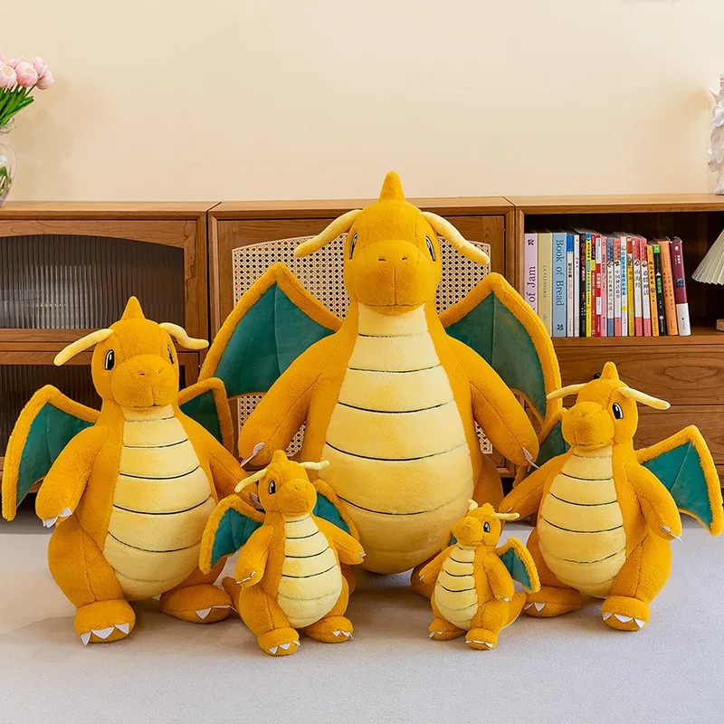 Cinco pelúcias do Dragonite de tamanhos variados numa mesa