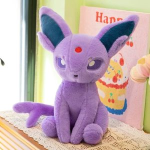 Espeon de pelúcia, de Pokémon, lilás, sentado, com orelhas azuis e joia vermelha na testa