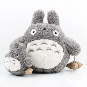 Totoro felpudo cinza de pelúcia, de Meu Amigo Totoro, com Chibi Totoro ao lado e saquinho marrom