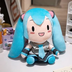 Pelúcia fofa da Hatsune Miku sentada, de uniforme cinza, gravata e marias-chiquinhas azuis