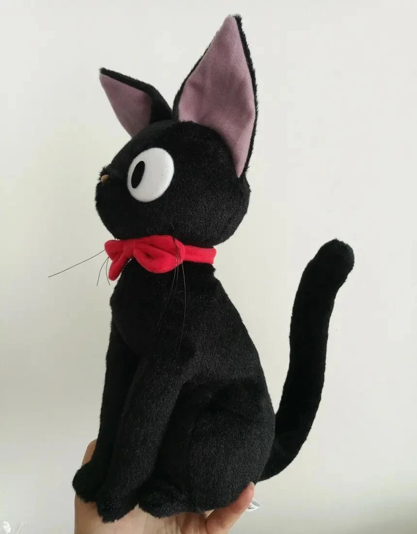 Pelúcia do Jiji de perfil, com orelhas grandes, bigodes e rabo levantado