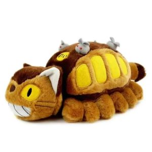 Gatônibus de Meu Amigo Totoro em pelúcia deitada, com ratinhos cinza nas costas, fundo branco