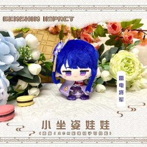 Boneco de pelúcia sentado da Raiden Shogun, de Genshin Impact, de cabelo azul-escuro e roupa roxa