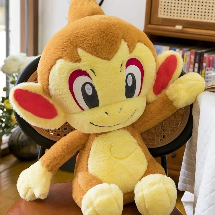 Pelúcia grande do Chimchar, de Pokémon, vista de frente, com orelhas vermelhas e rosto amarelo-claro