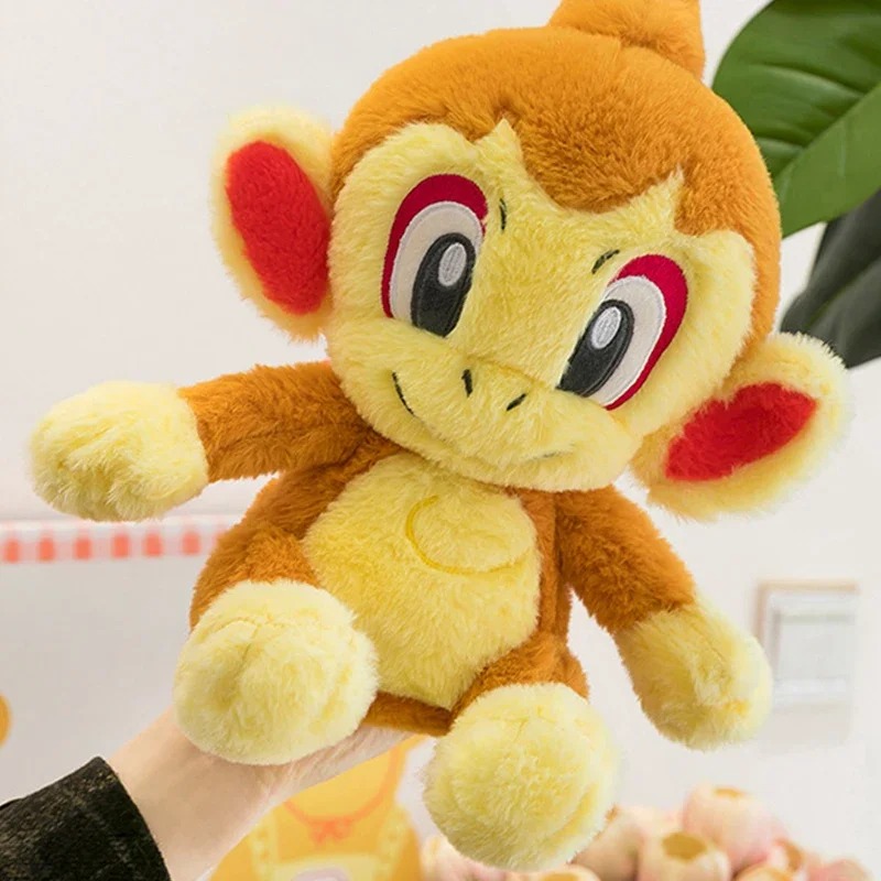 Chimchar de pelúcia, de Pokémon, numa das mãos para mostrar a maciez do pelo