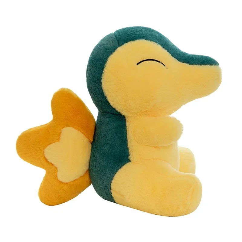 Cyndaquil de Pokémon em pelúcia, sentado de lado, com dorso azul-petróleo e chama nas costas