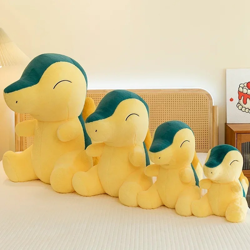Quatro pelúcias do Cyndaquil em fila, do maior ao menor