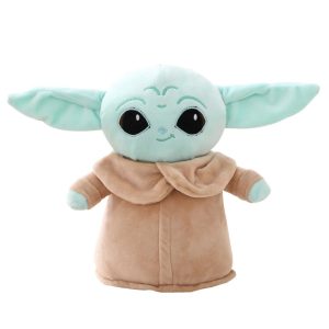 Grogu, o Baby Yoda, em pelúcia de frente, com orelhas grandes e manto marrom, fundo branco