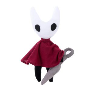 Pelúcia da Hornet, de Hollow Knight: Silksong, com máscara branca, capa vermelha e agulha cinza