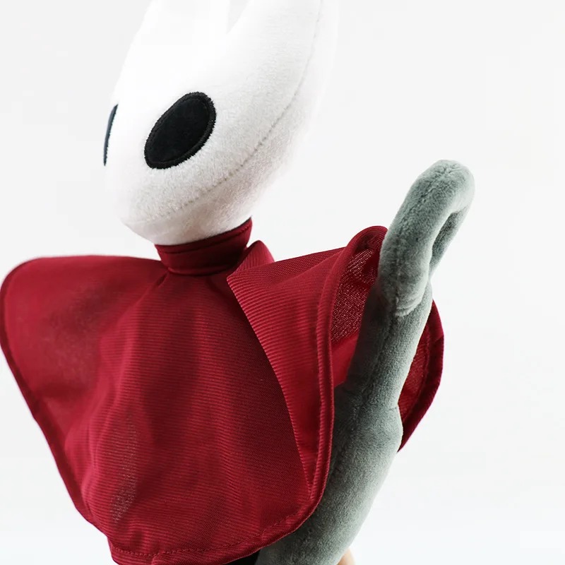 Capa vermelha e agulha da pelúcia da Hornet, de Hollow Knight: Silksong, em detalhe