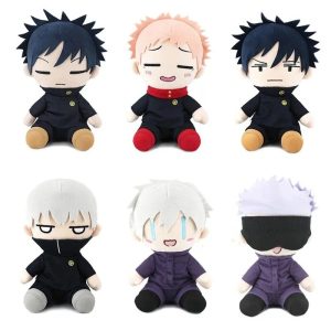 Seis pelúcias sentadas de Jujutsu Kaisen: Megumi, Itadori, Inumaki e Gojo, este com e sem venda