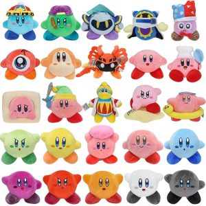 Montagem de pelúcias do Kirby em várias cores e de outros personagens da série, como Meta Knight e Waddle Dee