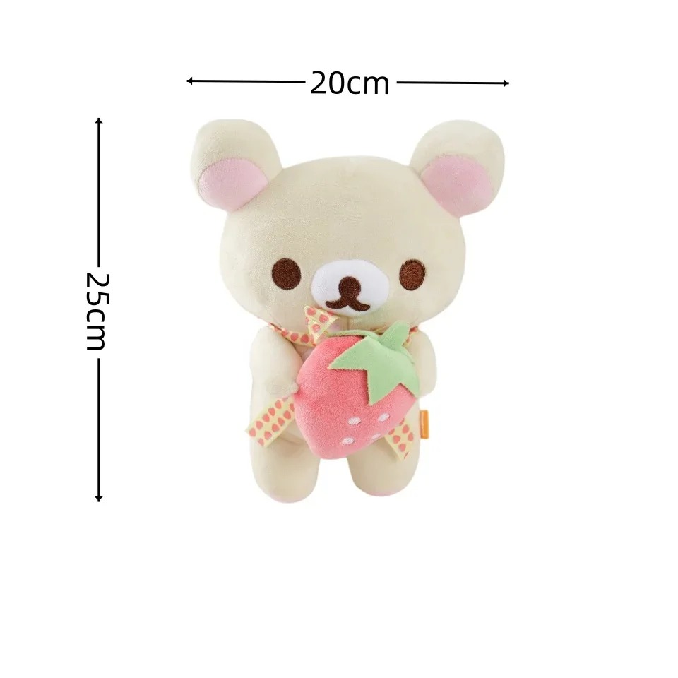 Korilakkuma sentada segurando um morango rosa, pelúcia de 25 cm
