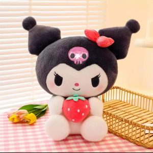 Kuromi em pelúcia de 25 cm, segurando um morango, sentada diante de uma persiana