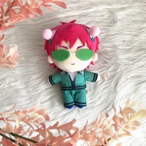 Pelúcia do Kusuo Saiki com cabelo rosa, óculos verdes e roupa verde, de Saiki Kusuo no Psi-nan