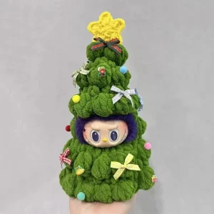 Pelúcia do Labubu de Natal, fantasiada de árvore verde com estrela e laços