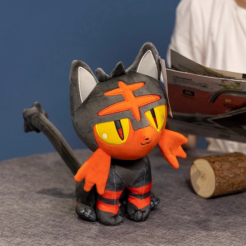 Litten de pelúcia, de Pokémon, com 22 cm, sentado sobre uma mesa, rosto laranja e olhos amarelos