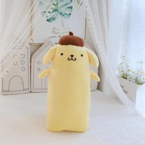 Pelúcia longa do Pompompurin, da Sanrio, em pé, de olhos abertos e boina marrom