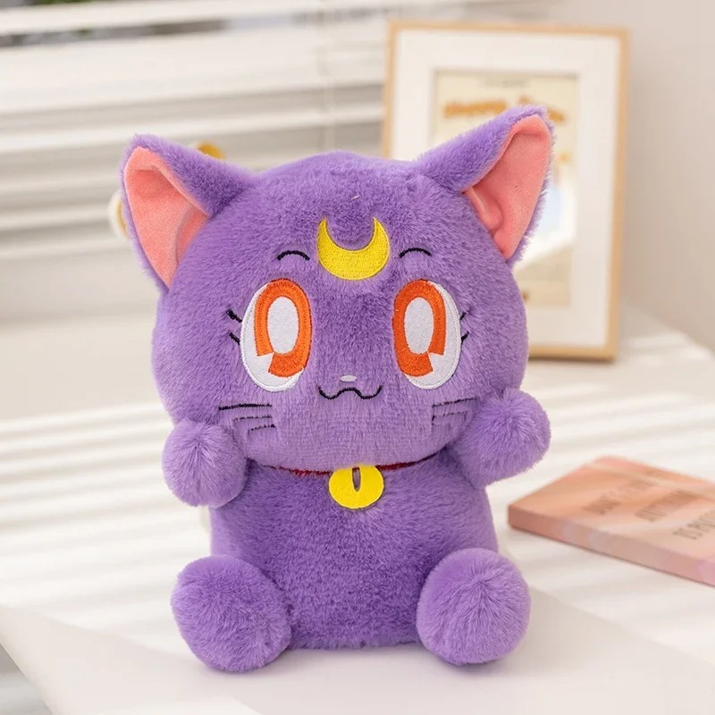 Pelúcia da Luna, de Sailor Moon: gata roxa de olhos laranja, lua dourada na testa e sininho