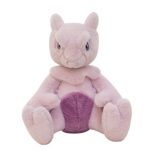 Mewtwo de Pokémon em pelúcia, sentado e de frente, em fundo branco